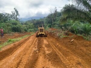 Pengerjaan peningkatan ruas jalan penghubung dari Desa Semayang menuju Desa Persiapan Tanak, Kecamatan Kembayan,