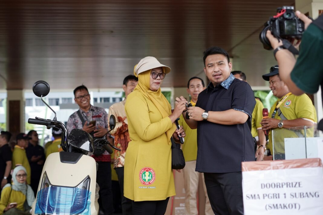 HUT PGRI Ke – 80 Tahun 2025 Bupati Subang Apresiasi Donasi Para guru Untuk Korban Bencana alam