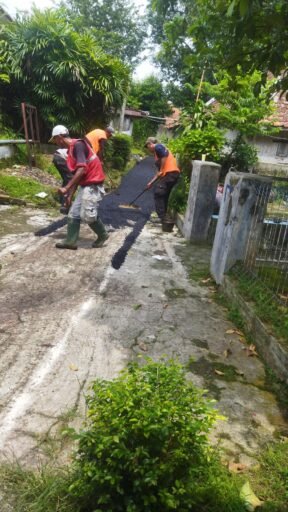 Peningkatan Infrastruktur Jalan lingkungan RW02 Kelurahan Soklat Subang Di Apresiasi Warga