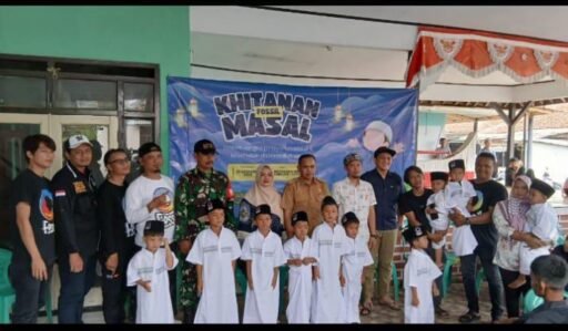 Kolaborasi Pemdes Desa Jambelaer Dan Lembaga Sosial FOSSIL Menggelar Kegiatan Sunatan Massal