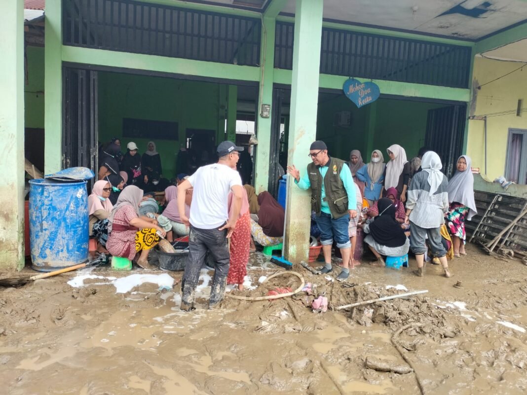 140 Mahasiswa UNIGHA Turun Langsung Bantu Korban Banjir Di Di Meunasah Bie, Pidie jaya | Kompas.sbs News