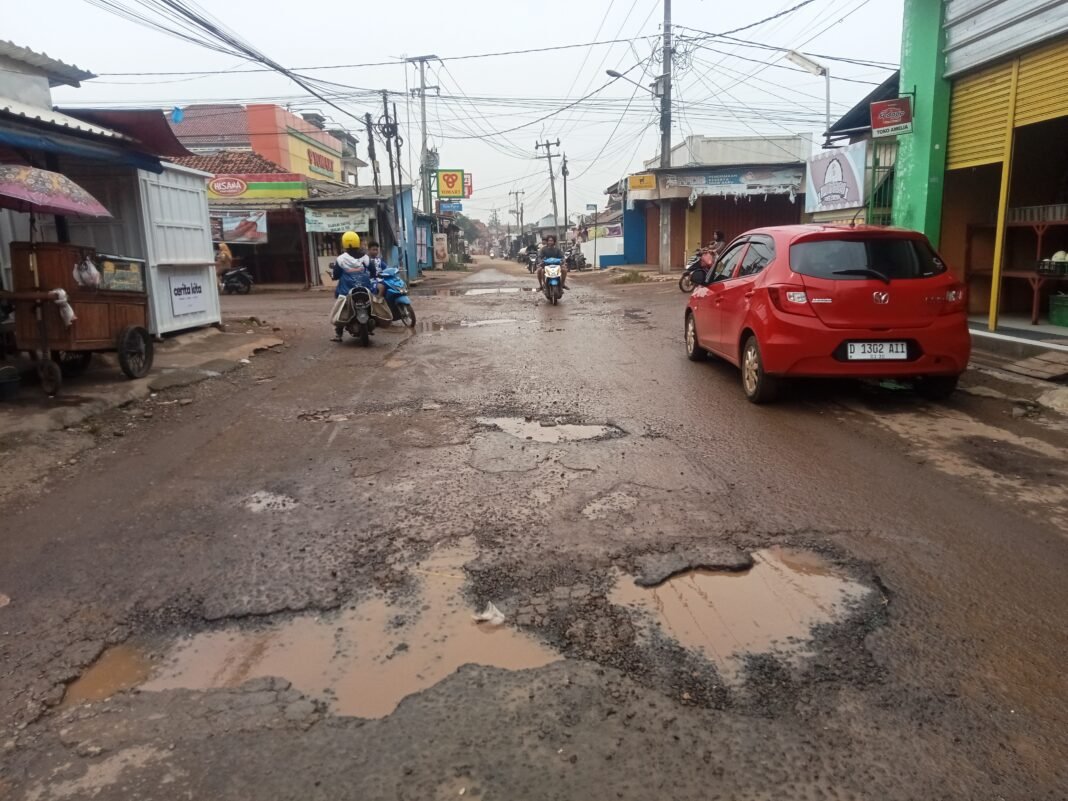 Warga Ampera Cikaum Keluhkan Kondisi Jalan Pasar Cikaum Yang Rusak