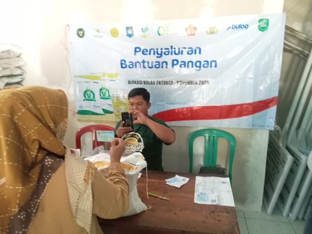 Penyaluran Bantuan Non Tunai Beras Dan Minyak Goreng Desa Cijambe Berjalan Lancar