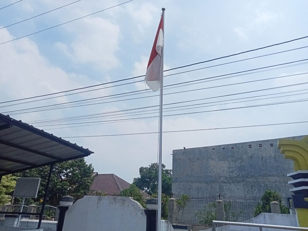Miris!!! Bendara Merah Putih Sobek Dibiarkan berkibar Di Kantor Desa Cisaga