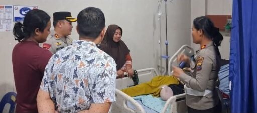 Kapolres Labusel Jenguk Korban Kecelakaan Truck di RSU Nur Aini