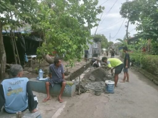 Warga Gang Disel Blok Jawet Desa Juntinyuat Swadaya Bangun Senderan, Pemdes Dinilai Tutup Mata