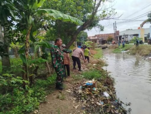Kuwu Desa Tanjakan H. Wadi Bersama Babinsa dan Bhabinkamtibmas, Ajak Warga OPSI Saluran Sekunder Siwak