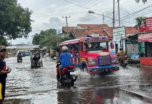 Hujan deras disertai angin kencang melanda Indramayu menyebabkan pohon tumbang Dan banjir di sejumlah wilayah