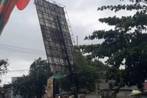 Cuaca Ekstrem Terjang Indramayu, Reklame Roboh di Jalur Utama Kota
