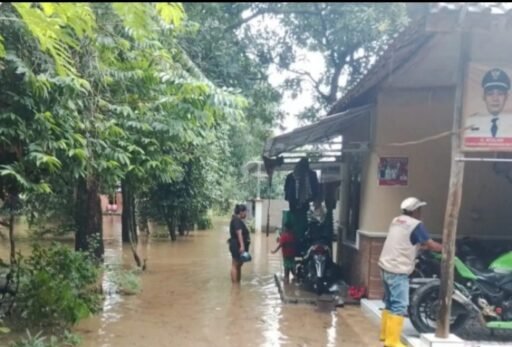 Ratusan Rumah di Desa Bangkaloa Ilir Masih Terendam Banjir, Warga Tetap Bertahan