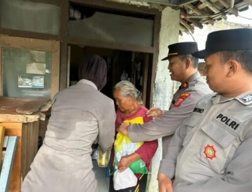Sat Binmas Polres Indramayu Berikan Bantuan Sembako Untuk Lansia Yang Tinggal di Kompleks Pemakaman