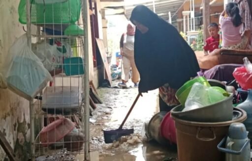 Warga Blok Rengaspayung Mulai membersihkan rumah dari lumpur sisa banjir