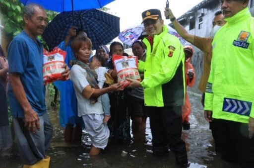 Kapolres Indramayu Tinjau Lokasi Banjir, Salurkan Bansos Dari Kapolda Jabar