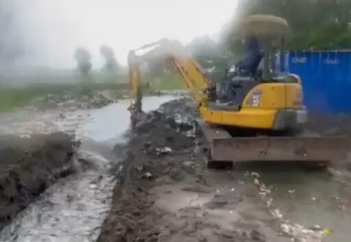 Pemkab Indramayu Lakukan Antisipasi, di Antaranya Buat Sodetan dan Evakuasi Pohon Tumbang