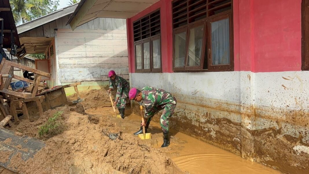 Bahu Membahu Pulihkan Sekolah, Prajurit TNI AL Bersihkan Lumpur di Tukka Tapanuli Tengah