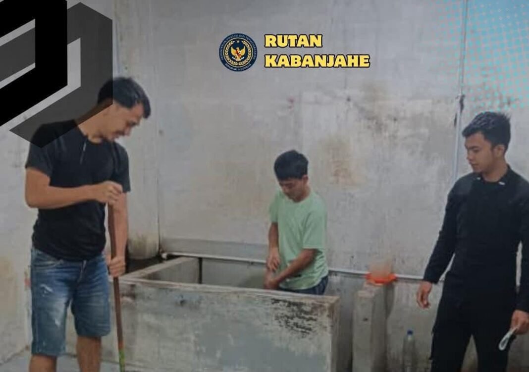 Jaga Kebersihan dan Kesehatan, Warga Binaan Rutan Kabanjahe Laksanakan Bersih-Bersih di seputaran blok hunian