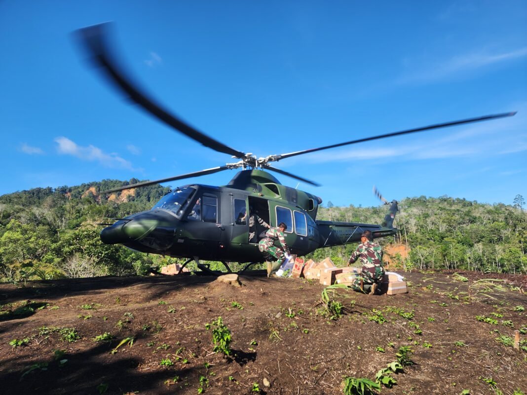Droping logistik Lewat Udara di Desa Lobu Singkam
