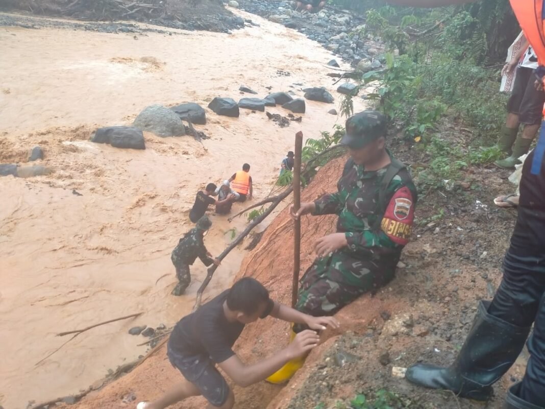 Satgas Gulbencal Kodim 0211/TT Evakuasi Warga Terdampak Banjir Susulan di Kecamatan Tukka