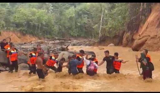 Polri Hadir Saat Darurat, Brimob Polda Sumut Evakuasi 45 Warga Terisolir Banjir di Tapteng