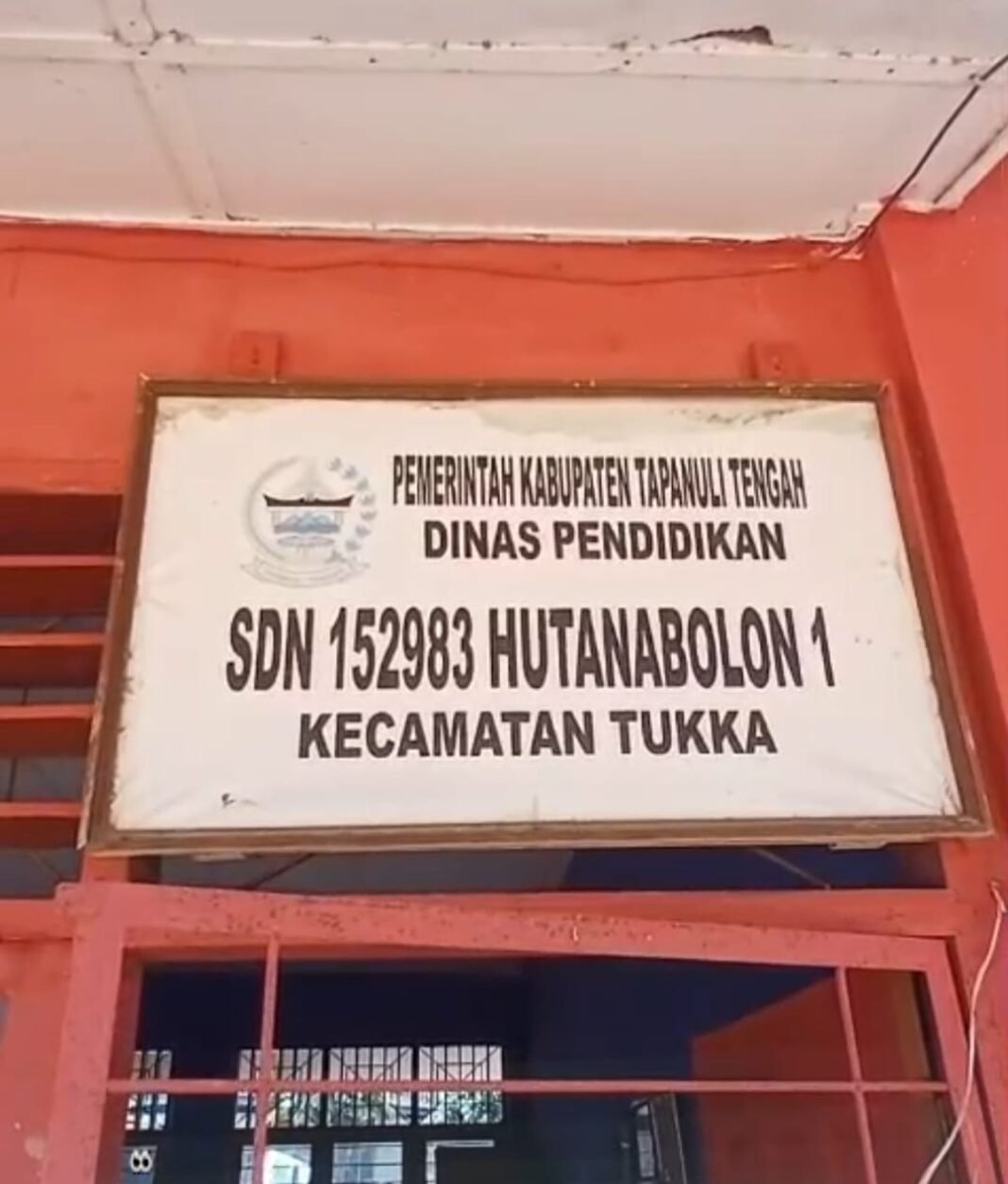 Satgas KOREM 023/KS Bersihkan SD Negeri 152983 Tukka, Pulihkan Pendidikan Pasca Bencana