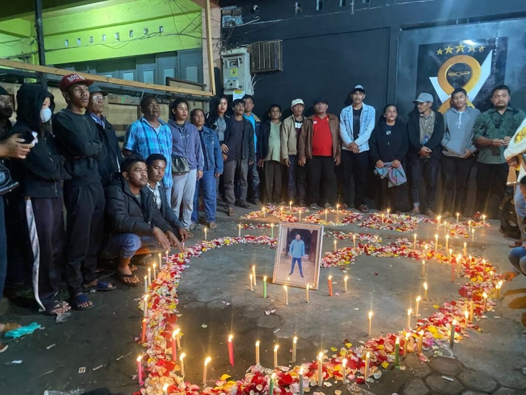 Aksi 1.000 Lilin Mengenang Tewasnya Alm Robby Perangin Angin di Kabanjahe, Kabupaten Karo.