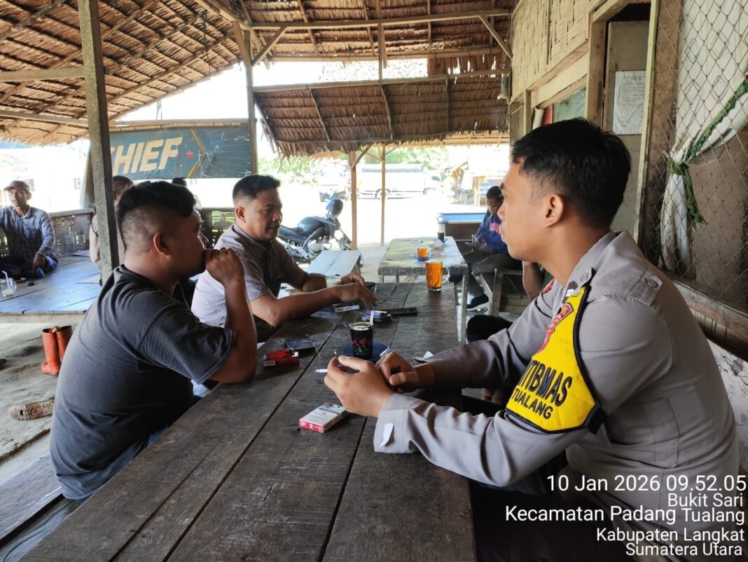 Bhabinkamtibmas Polsek Padang Tualang Sambangi Warga Desa Bukit Sari, Sampaikan Pesan Kamtibmas