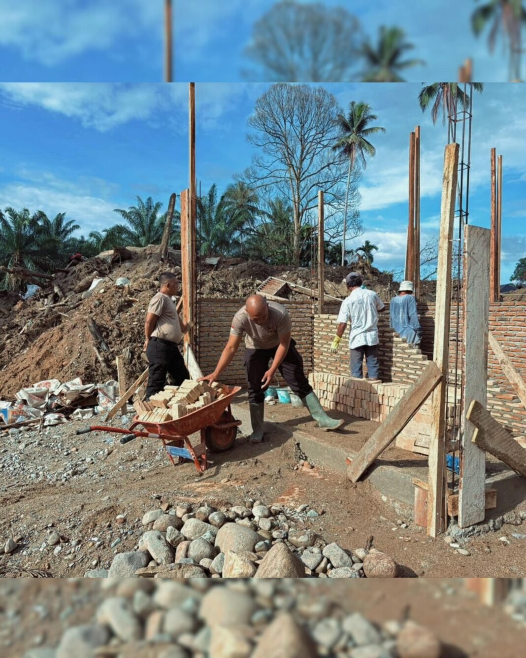 Brimob Polda Sumut Terus Bergerak Pulihkan Kehidupan Warga Pascabencana di Batang Toru