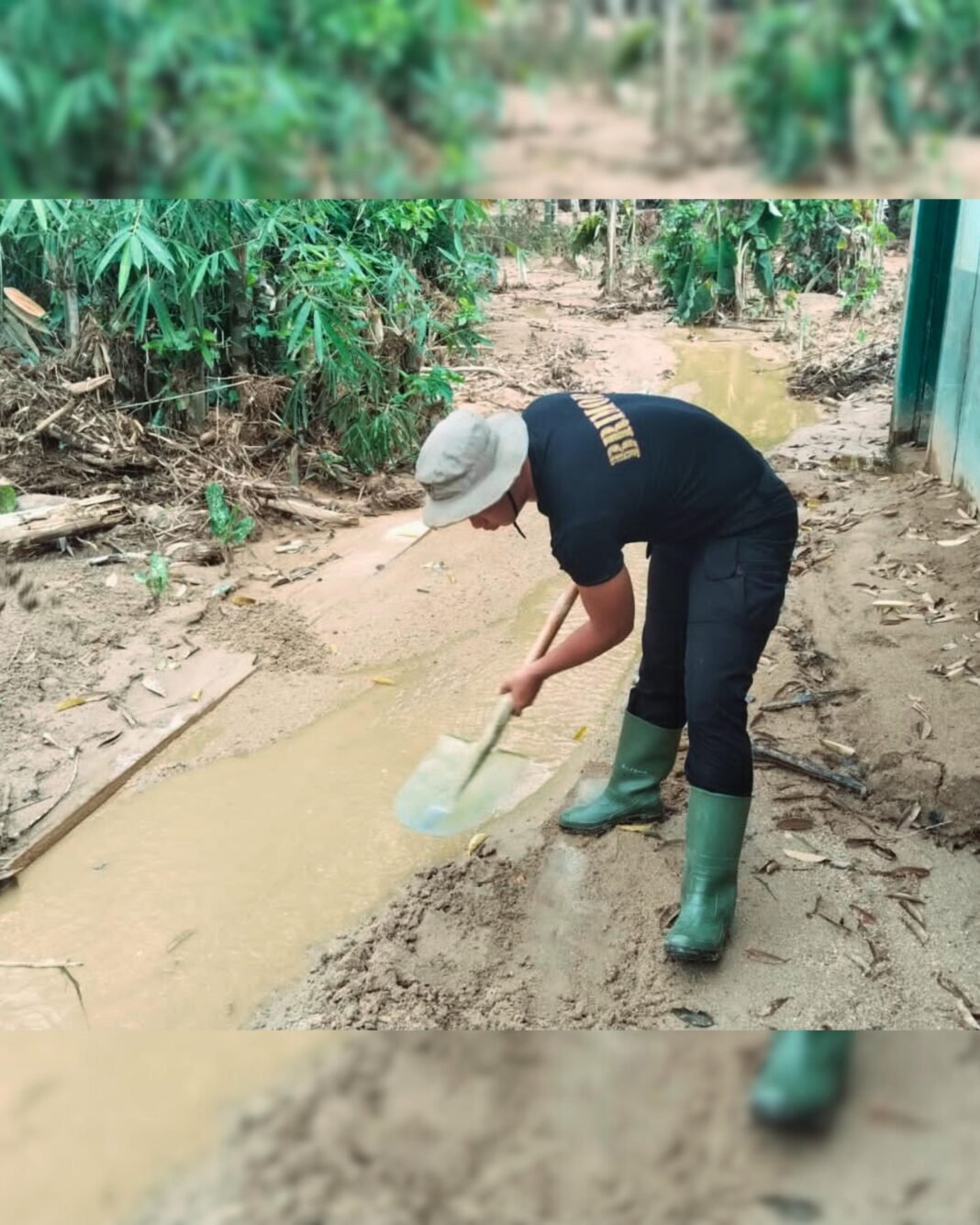 Personel Brimob Kawal Akses Jalan Darurat Desa Garoga demi Kelancaran Mobilitas Warga
