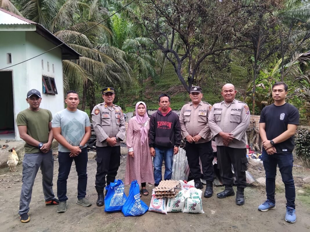 Polsek Salapian Salurkan Bantuan Sosial kepada Korban Kebakaran Rumah di Lau Tepu