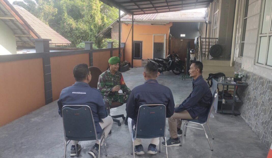 Perkuat Sinergi Wilayah : Babinsa Koramil 02/Sukakarya Komsos Dengan Personil BPS | Kompas.SBS.-News