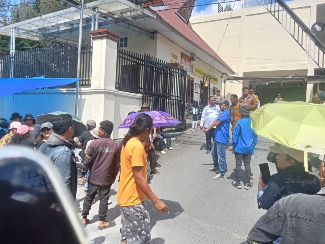 Terkait Kasus Alm. Robby ! Warga dan Karang Taruna Rumka Gelar Aksi di Mapolres Karo