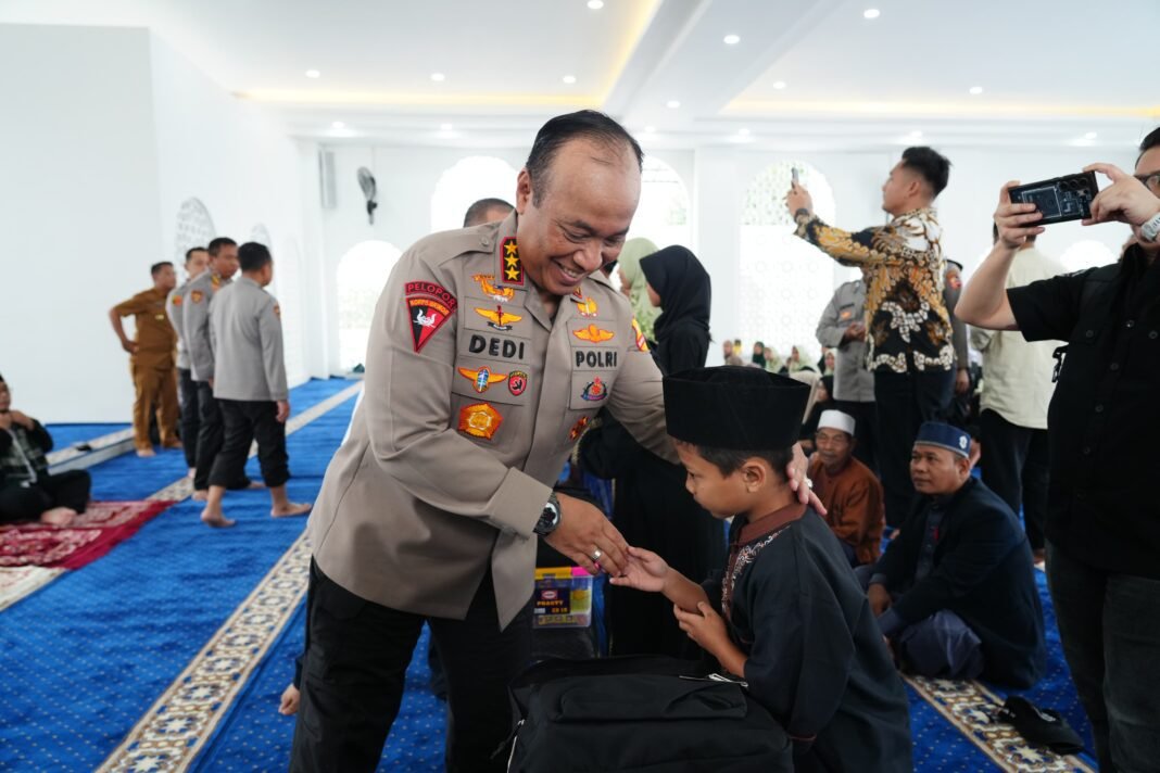 Wakapolri Serahkan Santunan Anak Yatim dan Bansos