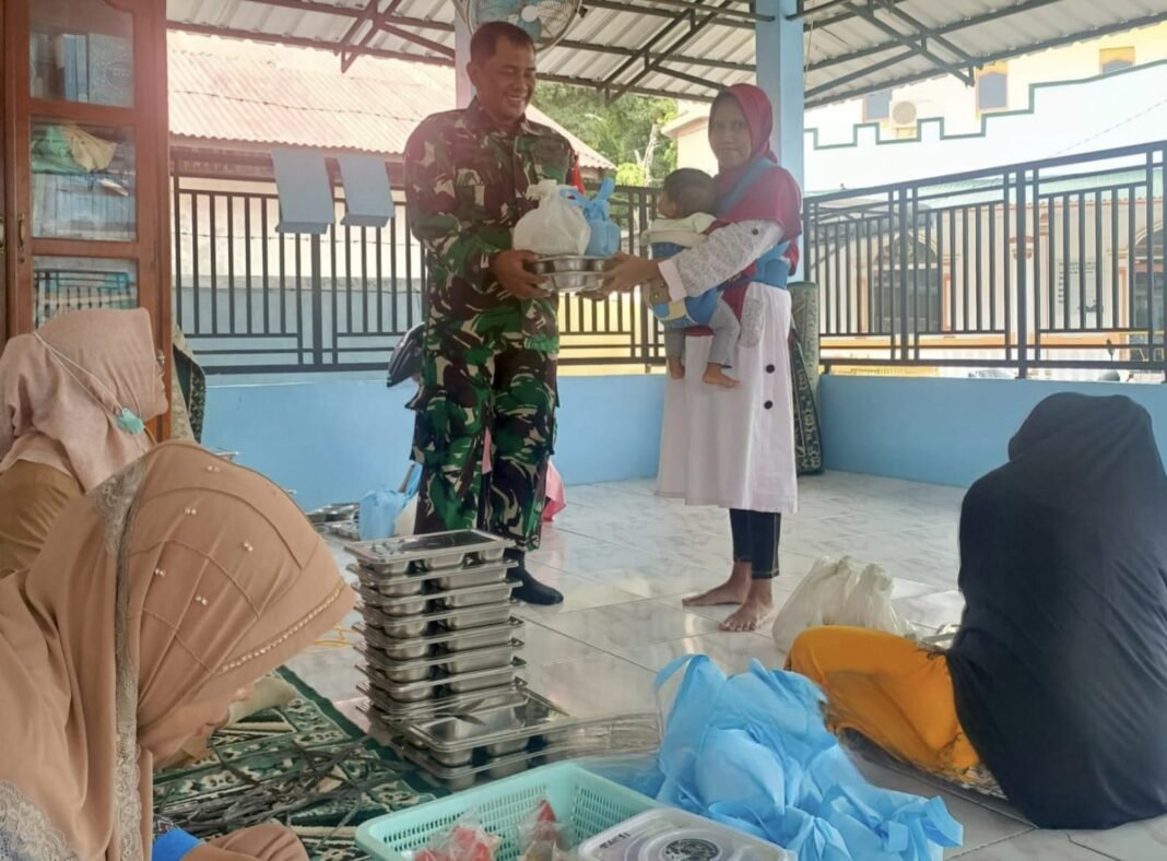 Babinsa Koramil 02/Sukakarya Dampingi Pembagian Makanan Bergizi Untuk Ibu Hamil, Menyusui Dan Balita |