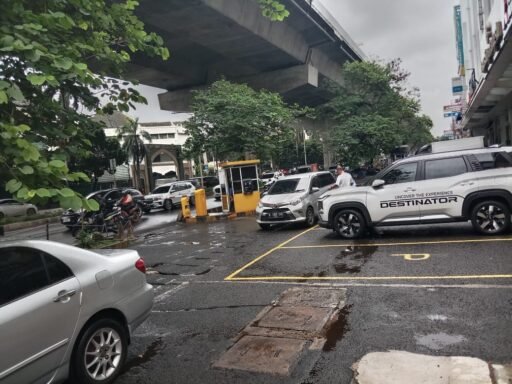 Carut marut pengolahan parkir di sepanjang boluvert timur terutama di depan Al Azhar