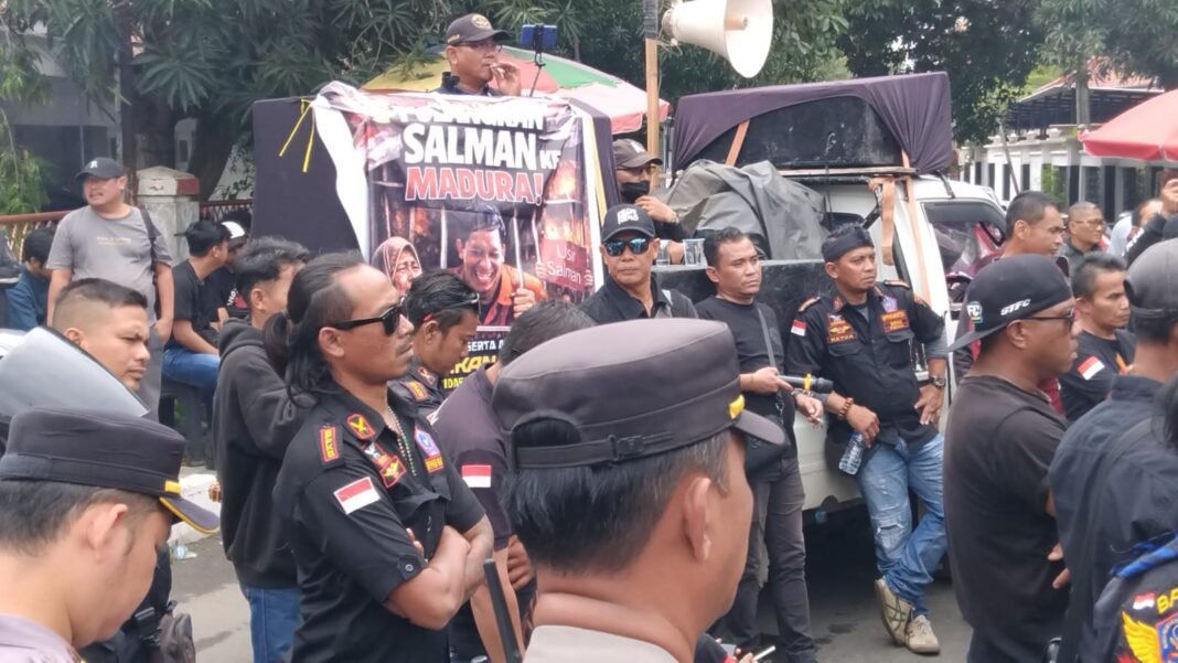 Bupati Indramayu Lucky Hakim Dan Stafsus Salman Tidak Ada Ditempat Saat Didemo AWDB, Massa Kecewa