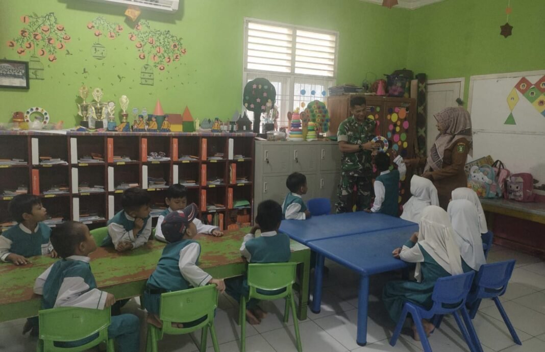 Melalui Edukasi Sederhana : Babinsa Koramil 02/Sukakarya Kenaikan Disiplin Sejak Dini | Kompas.SBS.- News