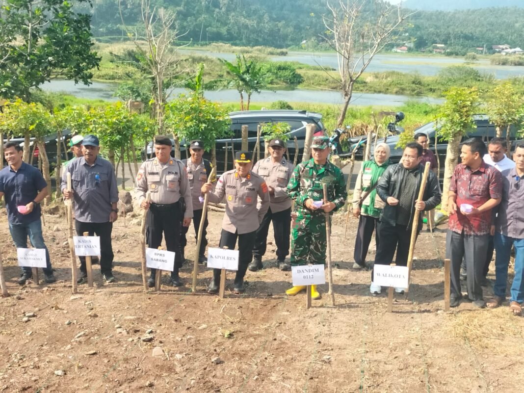 Dandim 0112/Sabang Hadiri Penanaman Perdana Ketahanan Pangan Di Gampong Paya Seunara | Kompas.SBS.-News
