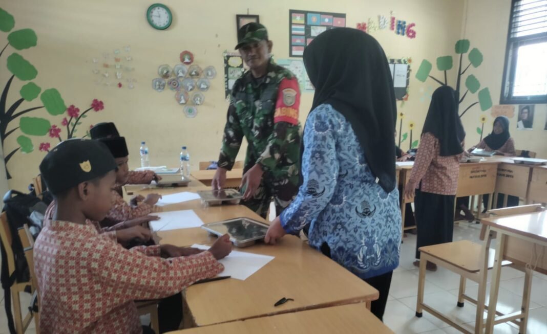 Babinsa Koramil 02 Sukakarya Dampingi Pendistribusian Makan Bergizi Di SDN 17 Krueng Raya | Kompas.SBS.-News