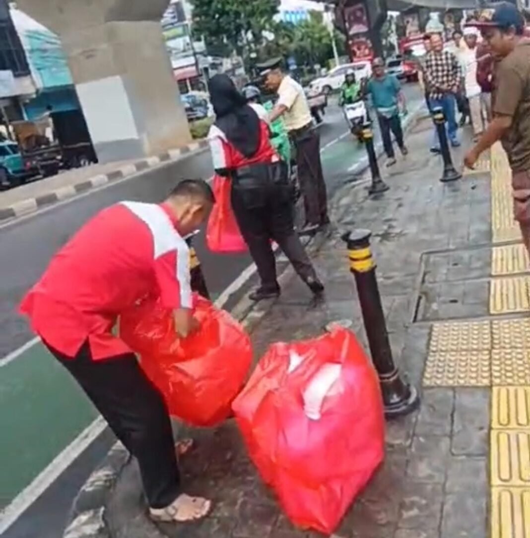 Tanggung Jawab Sosial: BRI BO Fatmawati Sapa Pejalan Kaki dengan Nasi Box