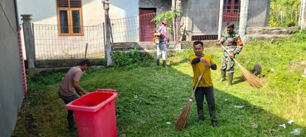 Babinsa Beurawang Hadiri Gotong Royong : Pererat Kebersamaan Warga Dan Aparatur Gampong | Kompas.sbs.-News