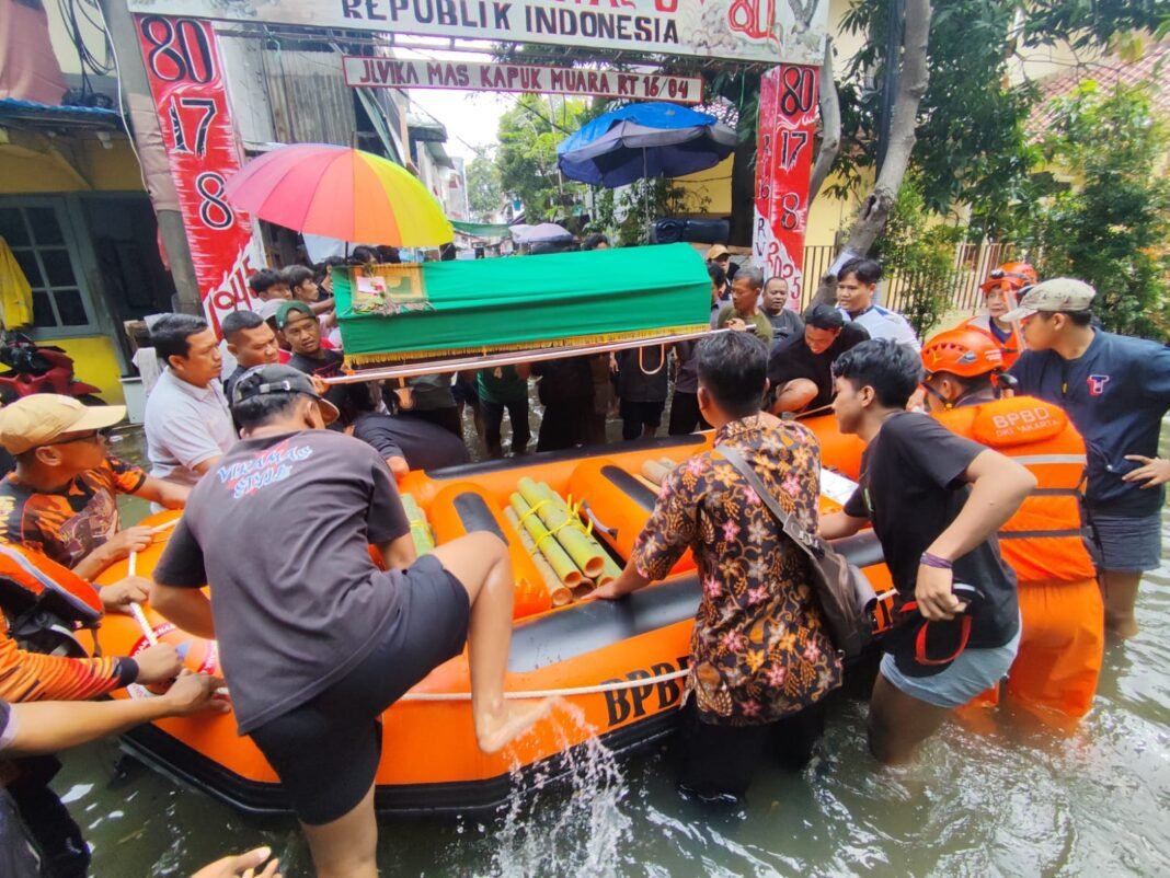 BPBD Jakarta Utara Bantu Evakuasi Warga dan Jenazah Terdampak Banjir di Kapuk Muara