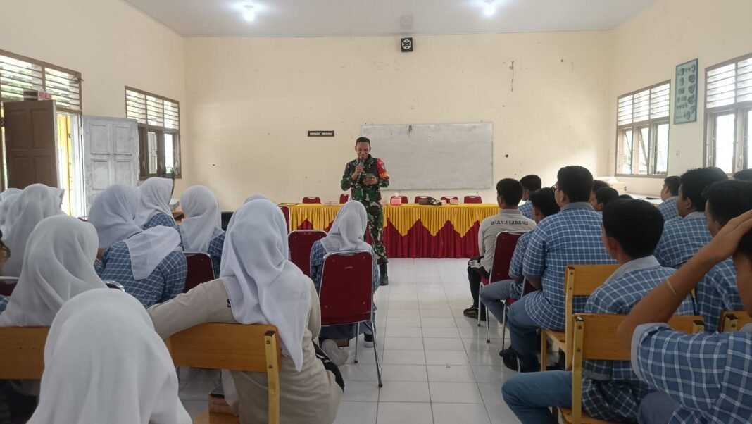 Babinsa Koramil 02/Sukakarya Tanamkan Semangat Kebangsaan dan Buka Jalan Pengabdian TNI AD di SMAN 2 Sabang