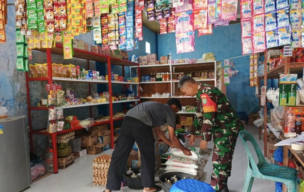 Jaga Stabilitas Kebutuhan Pokok, Babinsa Paya Seunara Turun Langsung Pantau Sembako Warga