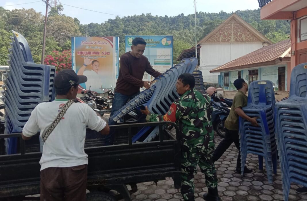 Babinsa Gampong Balohan Perkuat Kemanunggalan TNI–Rakyat Melalui Gotong Royong Bersama Aparatur Desa
