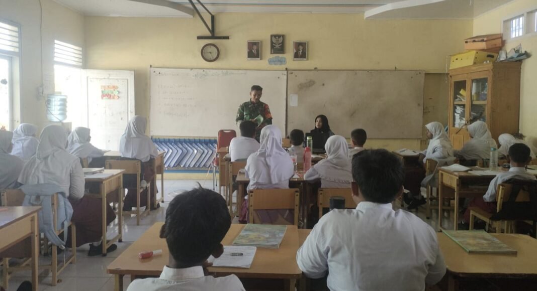 Hadir di Sekolah, Babinsa Koramil 02/Sukakarya Edukasi Tentang Keamanan Diri Kepada Siswa SDN 6 Sabang