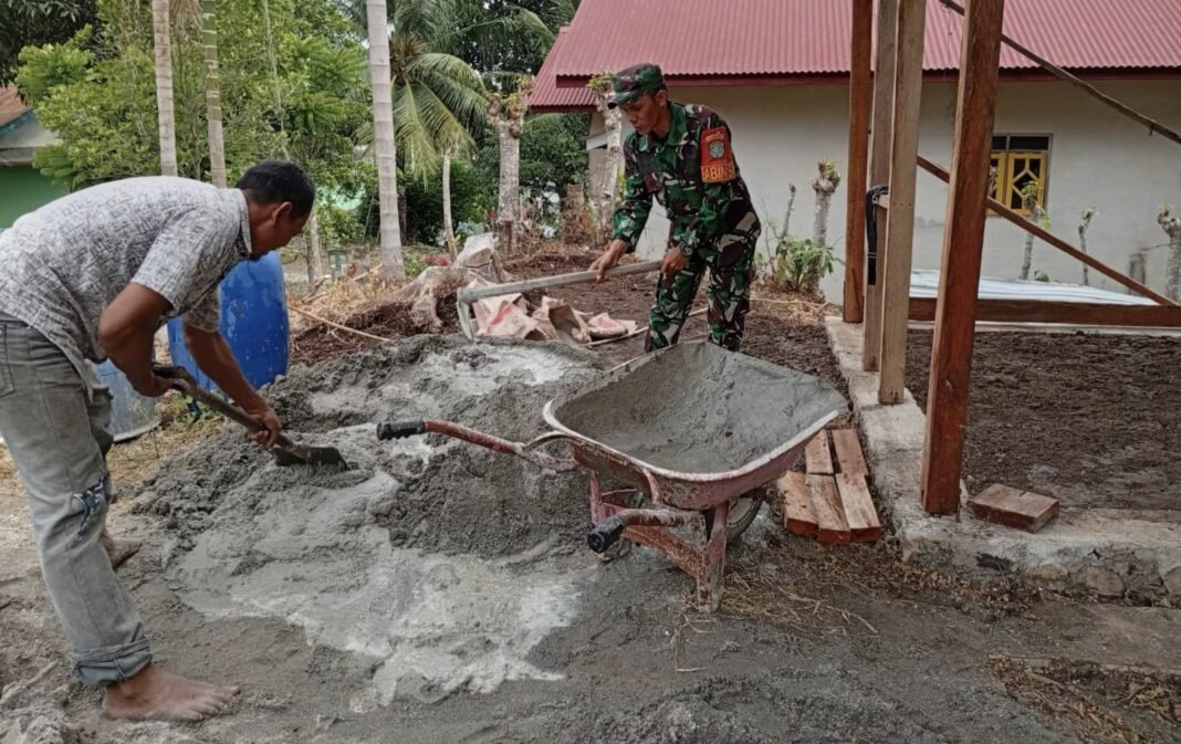 Babinsa Aneuk Laot Turun Tangan Bantu Warga, Semangat Gotong Royong Terus Terjaga