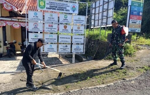 Pererat Sinergitas, Babinsa Krueng Raya Gotong Royong Bersihkan Lingkungan Kantor Keuchik