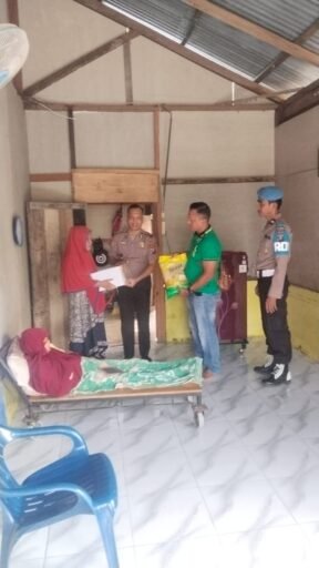 Polsek Gebang Gelar Jumat Berkah, Salurkan Bantuan Sembako Kepada Warga Kurang Mampu