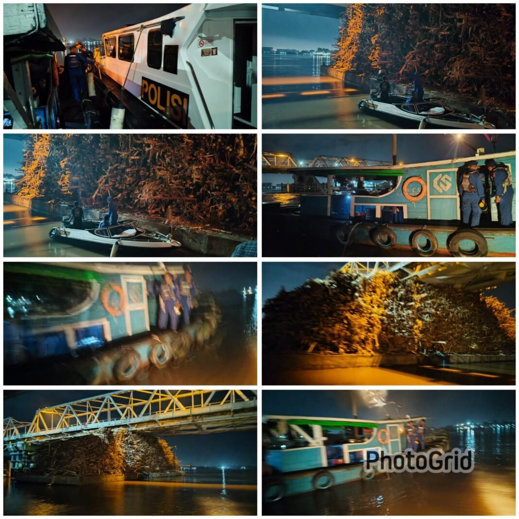 Muatan Kayu Akasia Tersangkut di Jembatan Landak, Polisi Air Lakukan Evakuasi dan Pengamanan