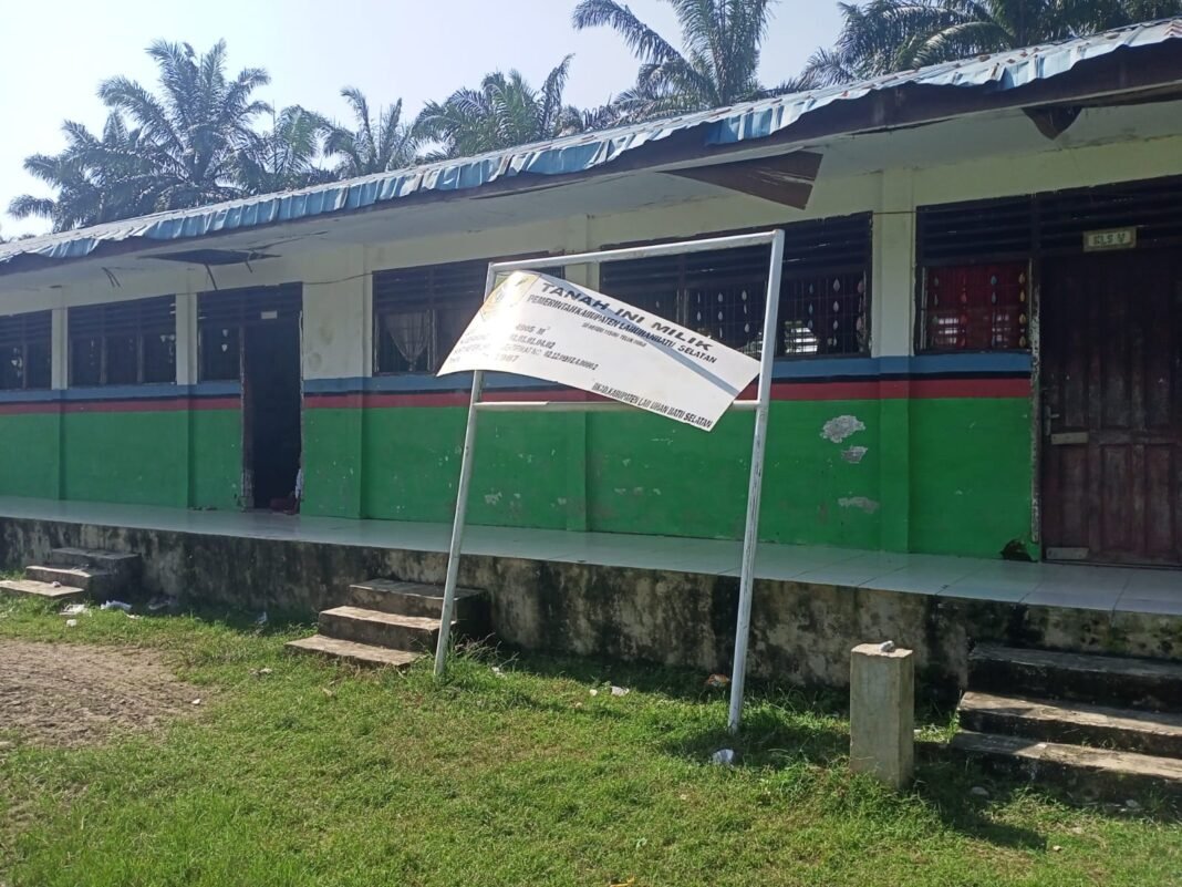 Sekolah SDN 13 terlihat tak terurus dan plank tidak terdapat nama sekolah